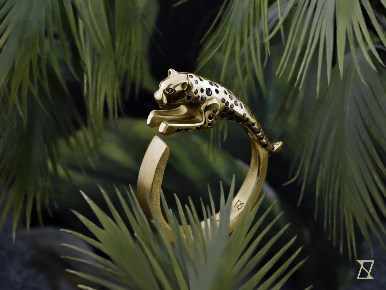 Pierścień z jaguarem wysadzany czarnymi brylantami w naturalnym środowisku.