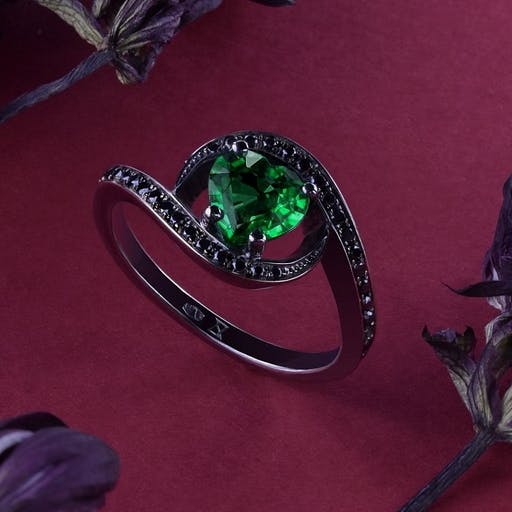 Ring with an emerald heart in black gold and black diamonds.