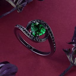 Ring with an emerald heart in black gold and black diamonds.
