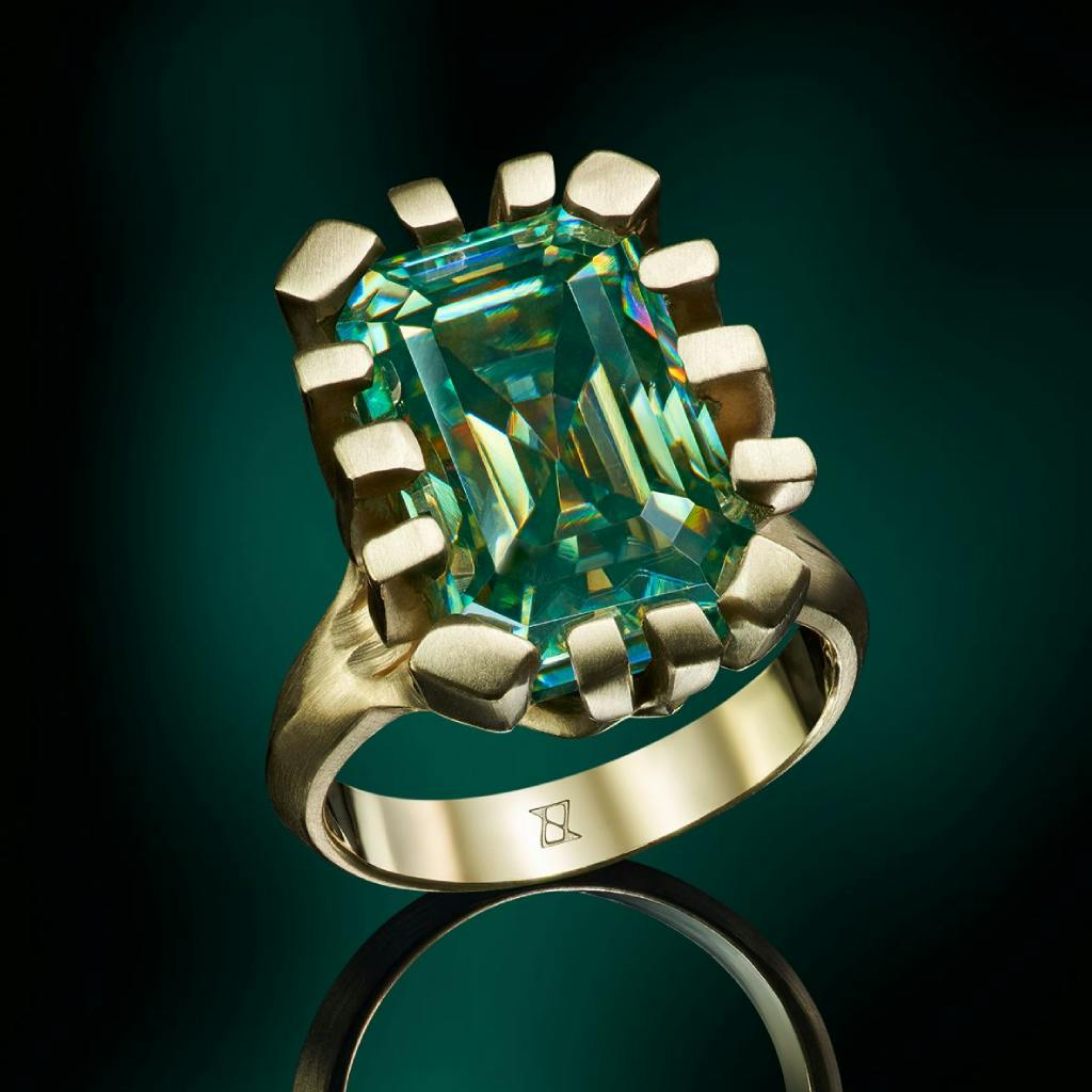 Bespoke ring with emerald in yellow gold