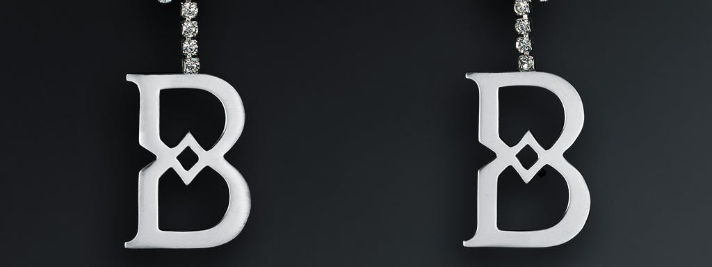 Kolczyki firmowe z logo marki Belvedere