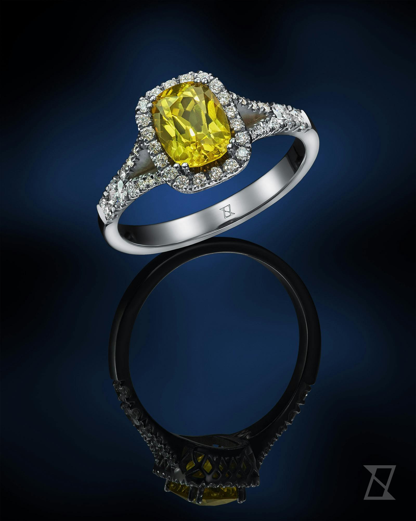 Ekskluzywny pierścionek na zamówienie z doskonałym żółtym szafirem o szlifie poduszkowym i diamentami,