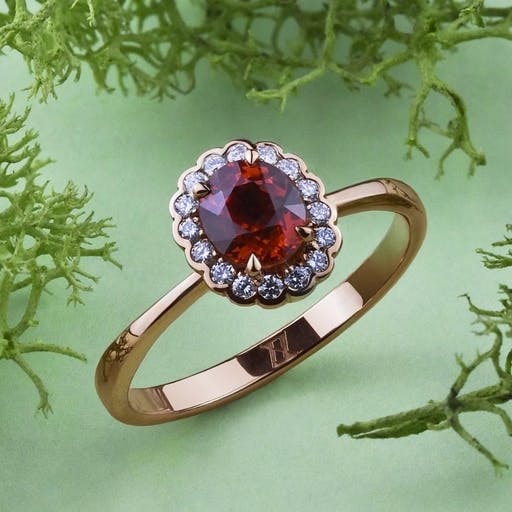 Кольцо с рубином и бриллиантами из розового золота.
