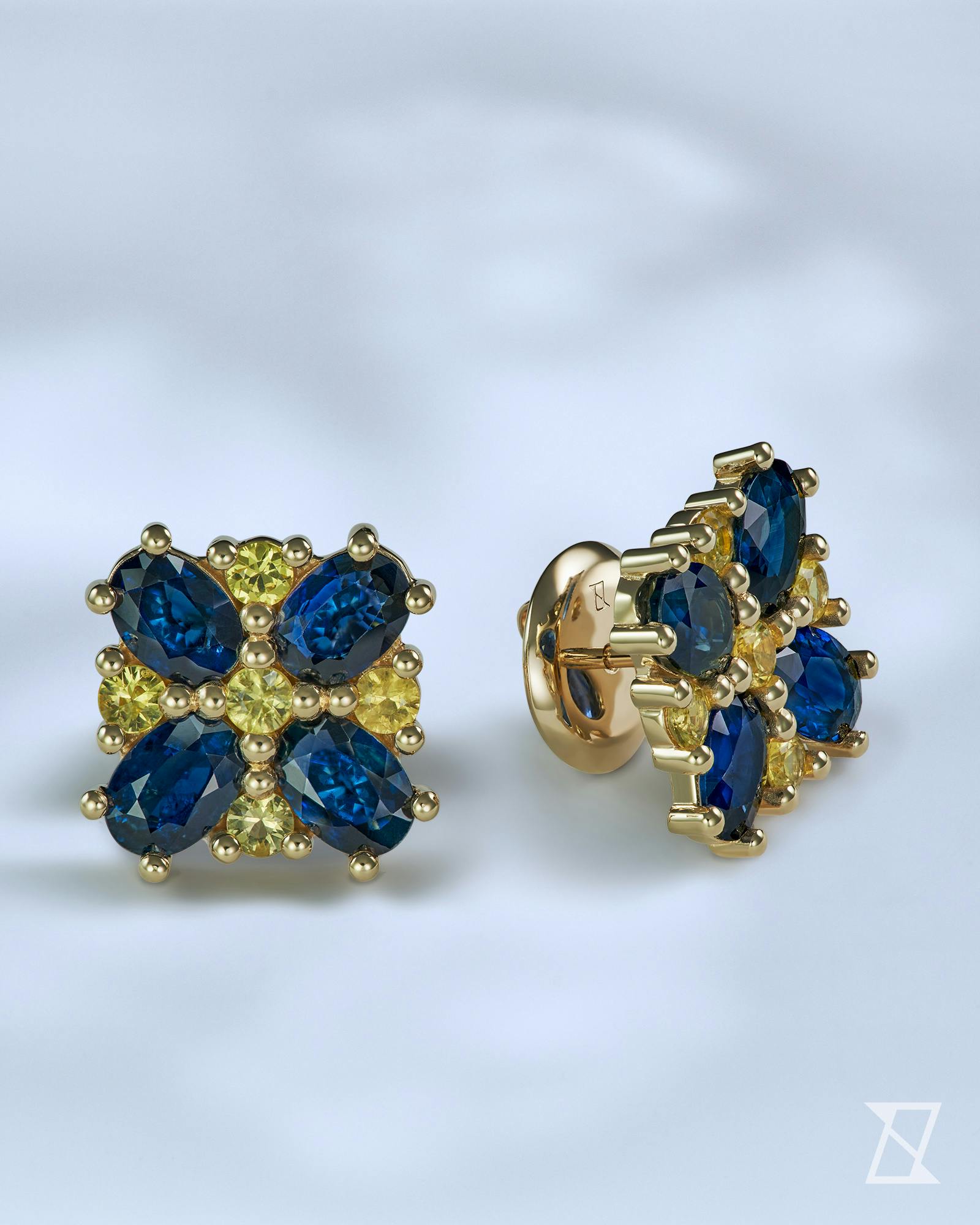 Plug earrings with sapphire flowers 
