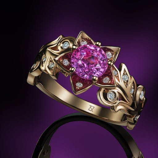 Ring mit einem rosa Stein