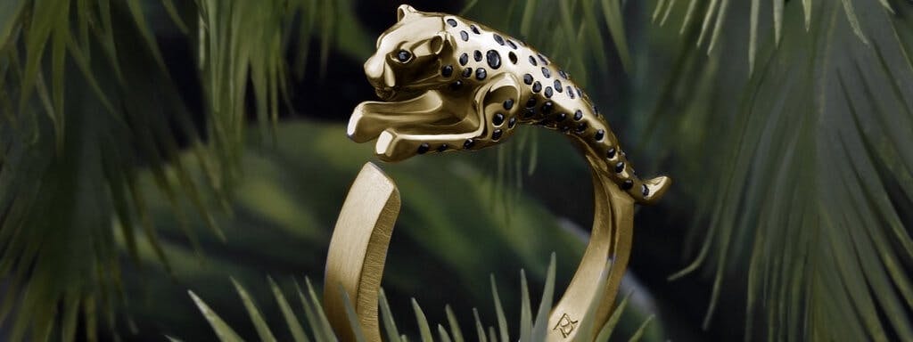 Pierścień z Jaguarem zrealizowany we współpracy z marką Jaguar.