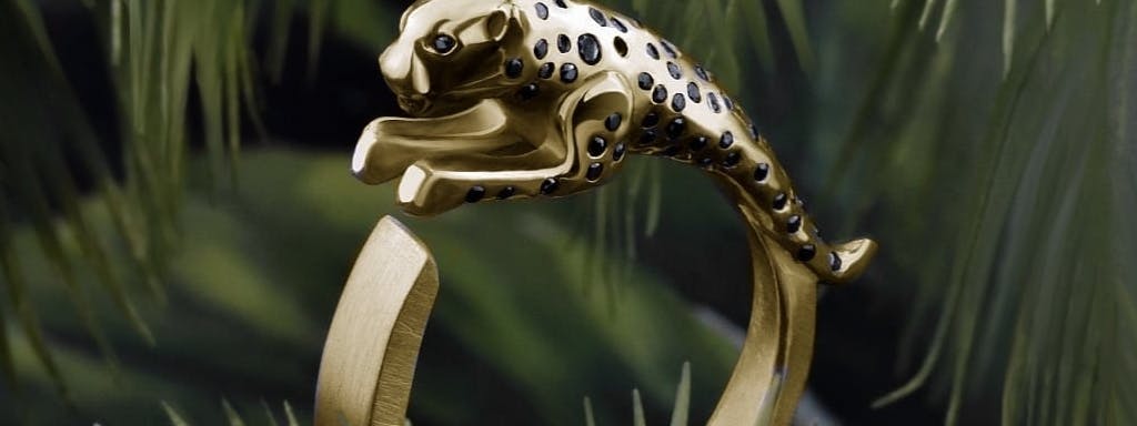 Pierścień z motywem skaczącego jaguara wysadzanego czarnymi diamentami.