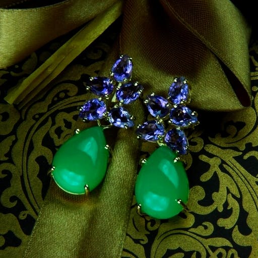 Earrings with African chrysoprase and amethyst in yellow gold.