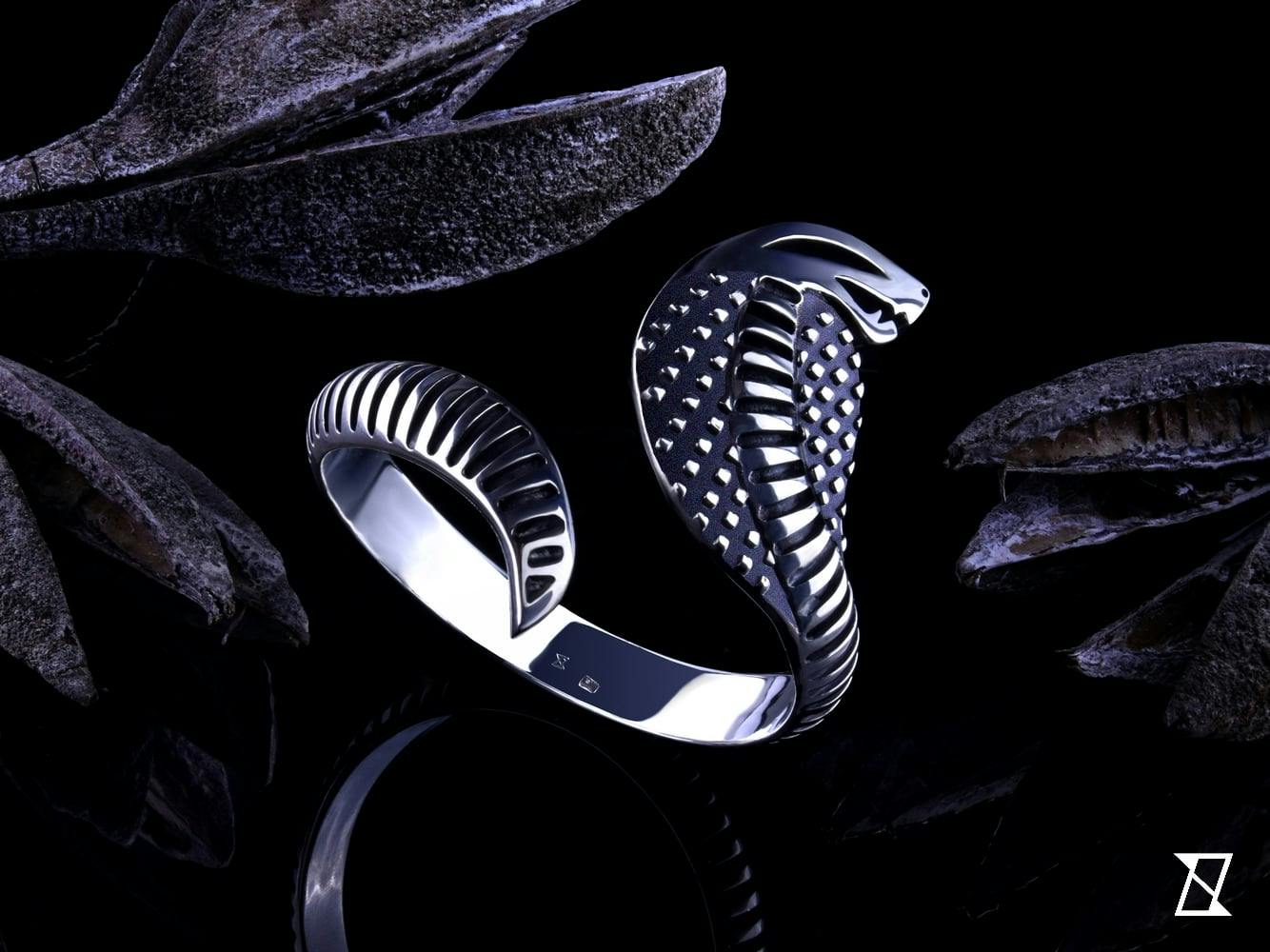 Bangle bracelet with cobra motif. 