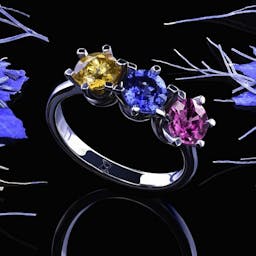 Ring with colored sapphires in white gold.