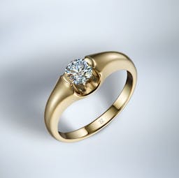 Luksusowy, minimalistyczny pierścionek zaręczynowy 