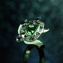 Кольцо с черепахой и камнями из зеленого золота