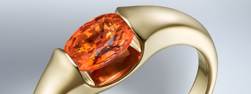 Ring with orange sapphire in yellow gold
