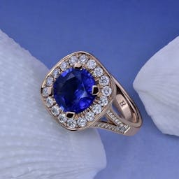 Engagement ring with cushion cut sapphire and diamonds in rose gold