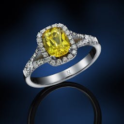 Luksusowy pierścionek na zamówienie wysadzany diamentami z żółtym szafirem o szlifie poduszkowym.