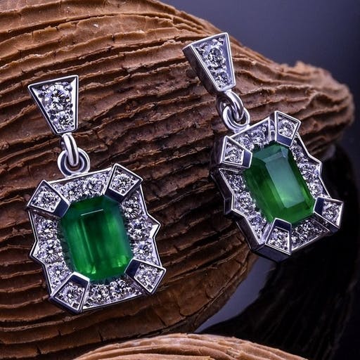 Earrings with emeralds and diamonds