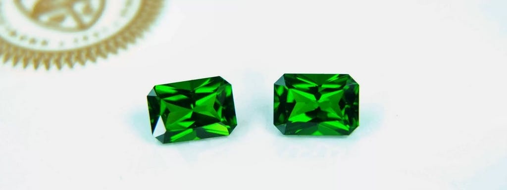 Цаворит имеет уникальный бутылочно-зеленый цвет и более интенсивный блеск, чем изумруд.