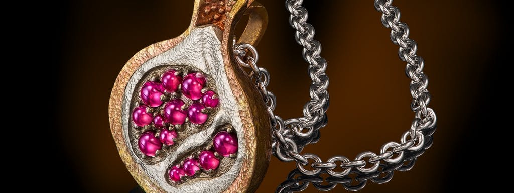 Pendant with a pomegranate apple