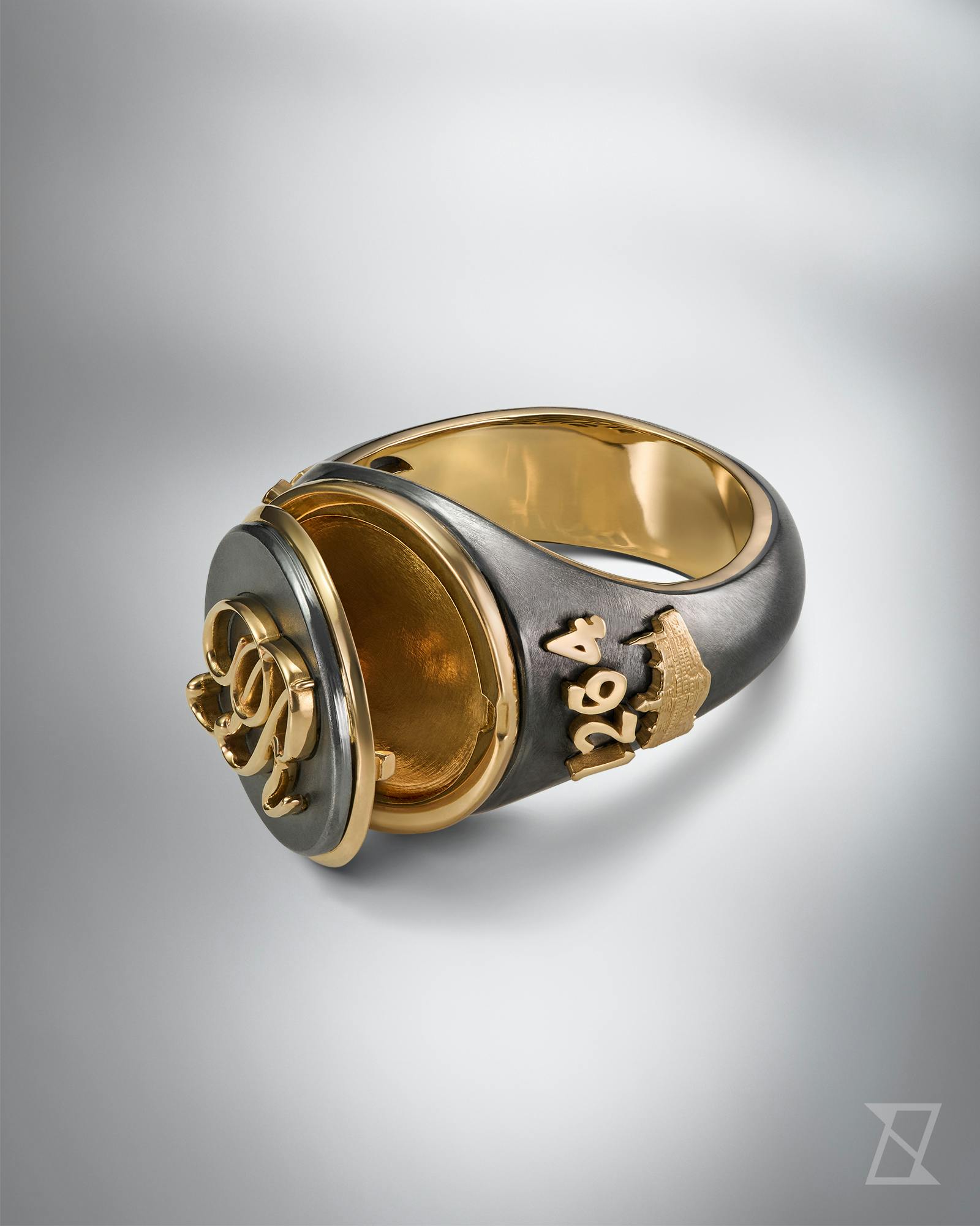 Men's gold secretary ring