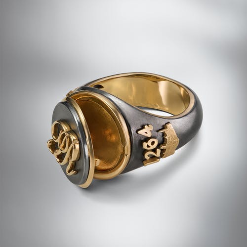 Luxurious signet ring with a secretary