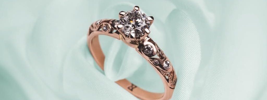 Кольцо с бриллиантом в короне.