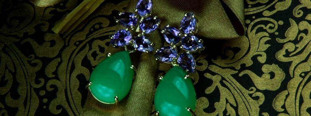 Earrings with African chrysoprase and amethyst in yellow gold.