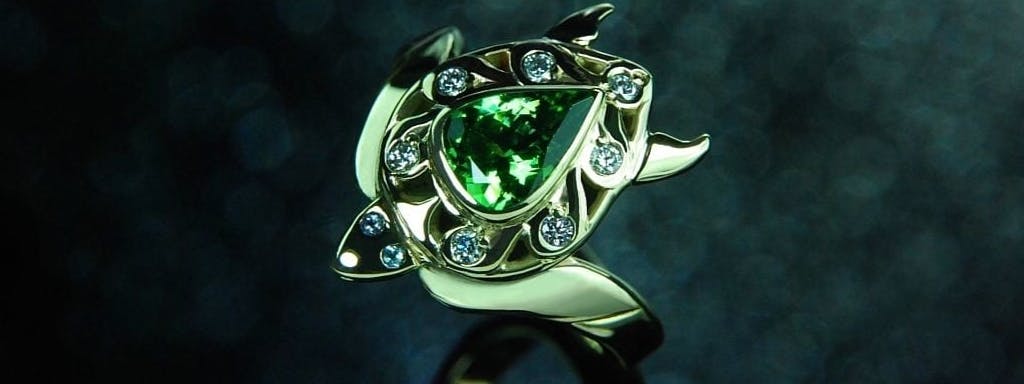 Turtle ring with tsavorite and diamonds in green gold