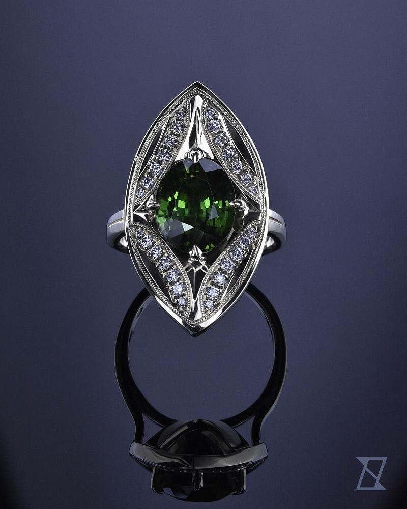 Zielony turmalin z diamentami w pierścionku retro z zielonego złota.