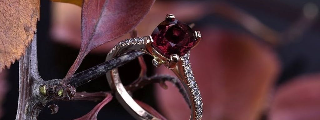 Кольцо с красной шпинелью и бриллиантами
