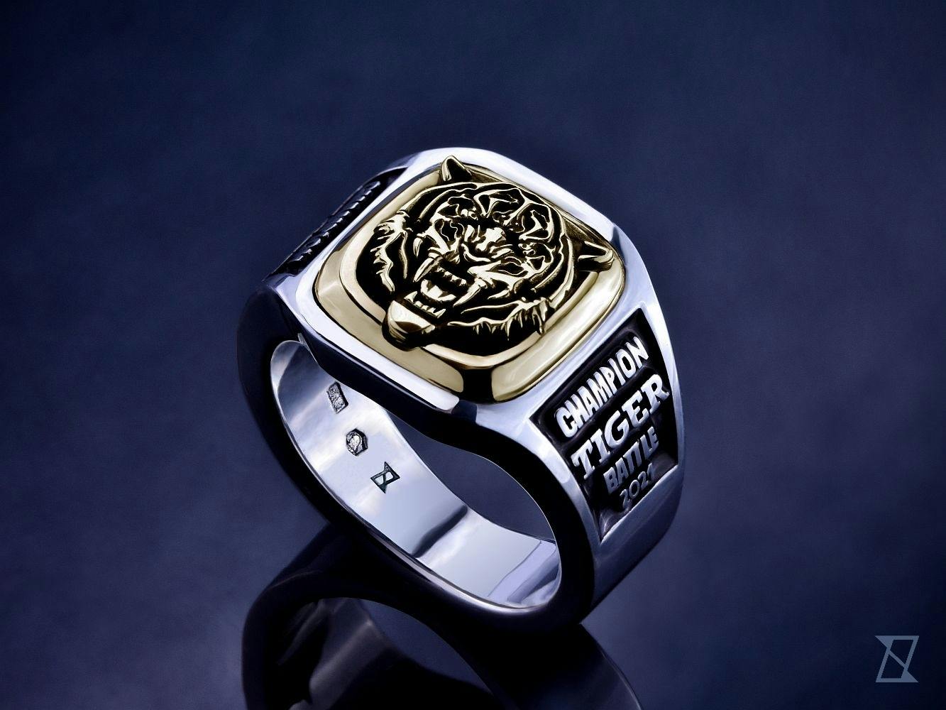 Tiger signet ring in two colour ore.