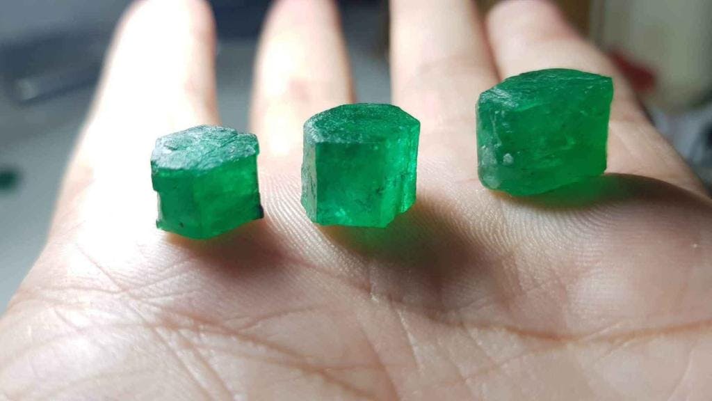 Raw emerald crystals look like sweets. 