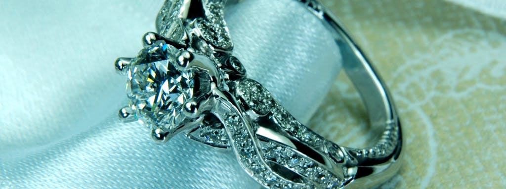 Barokowy pierścionek z doskonałym diamentem
