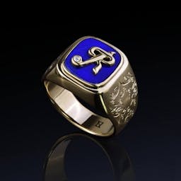 Signet ring with an initial in lapis lazuli in engraved gold