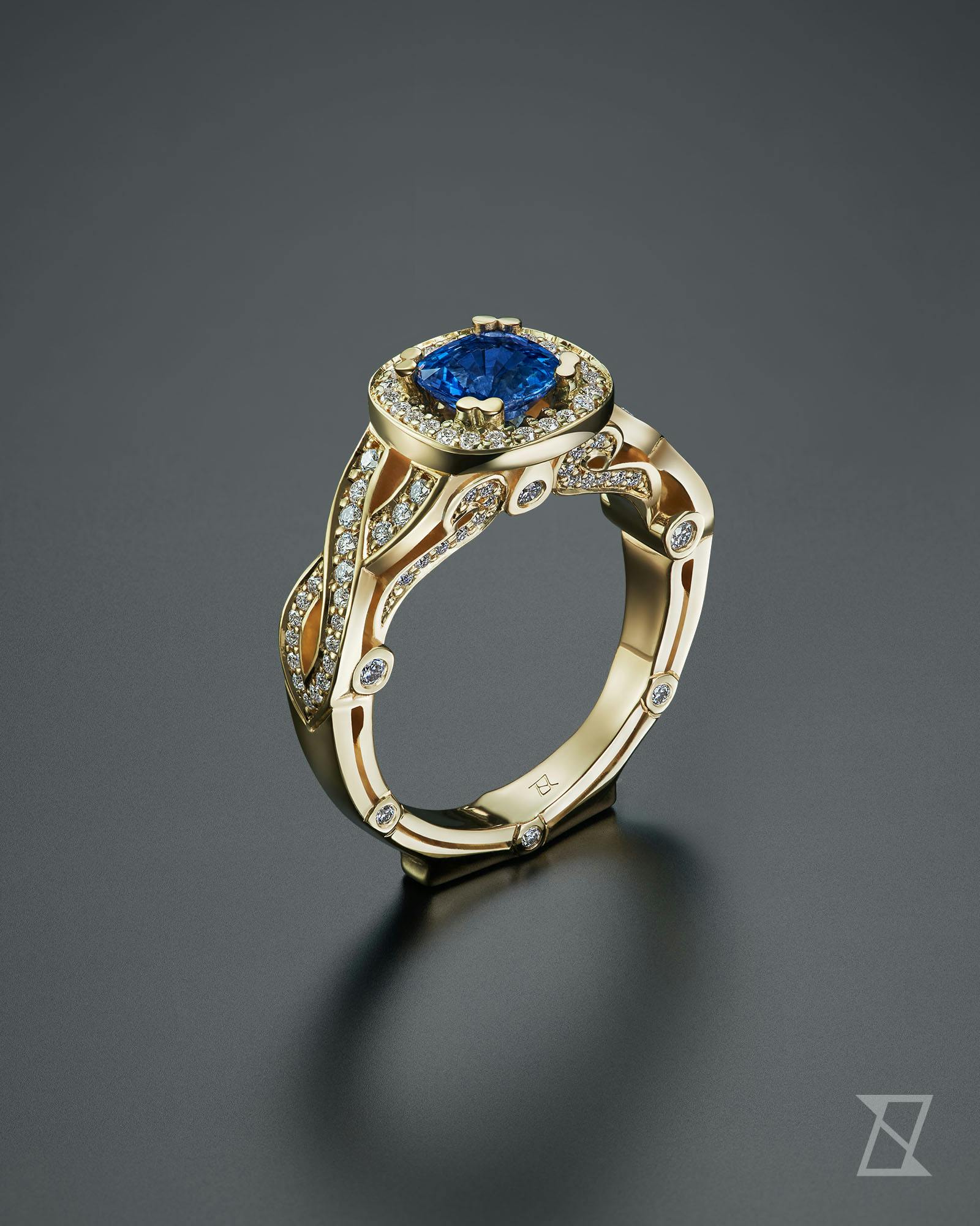 Bogato zdobiony pierścionek zaręczynowy na zamówienie z szafirem i diamentami. 