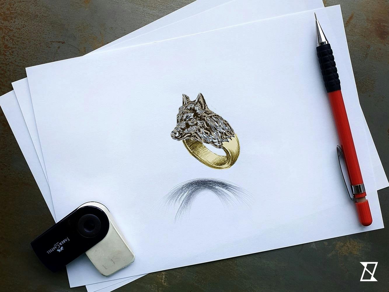 Pierścień z wilkiem wykonany ze złota z czarną emalią. 
