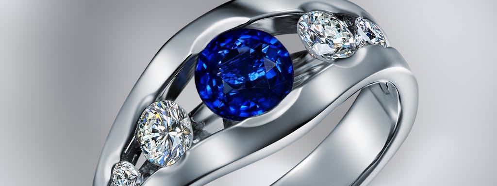 Nowoczesny pierścionek zaręczynowy z szafirem i diamentami