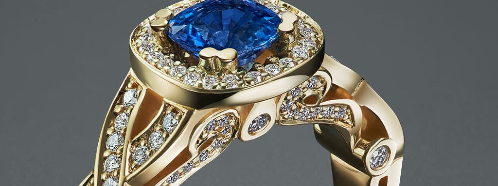 Luksusowy pierścionek zaręczynowy na zamówienie z cejlońskim szafirem i diamentami w żółtym złocie. 