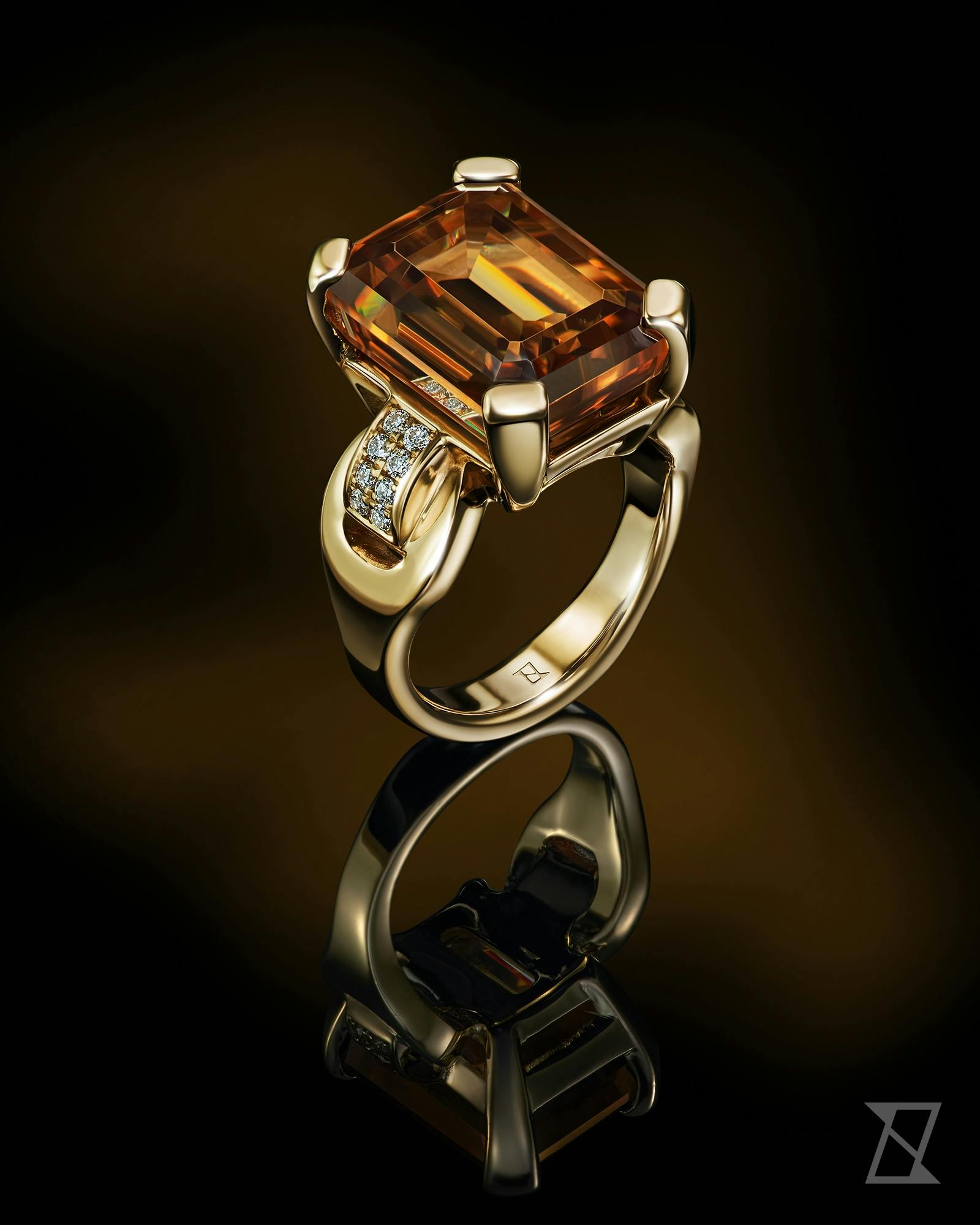 Luxury ring with big cognac stone