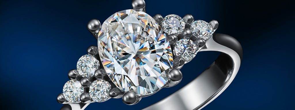Zaręczynowy pierścionek z owalnym diamentem