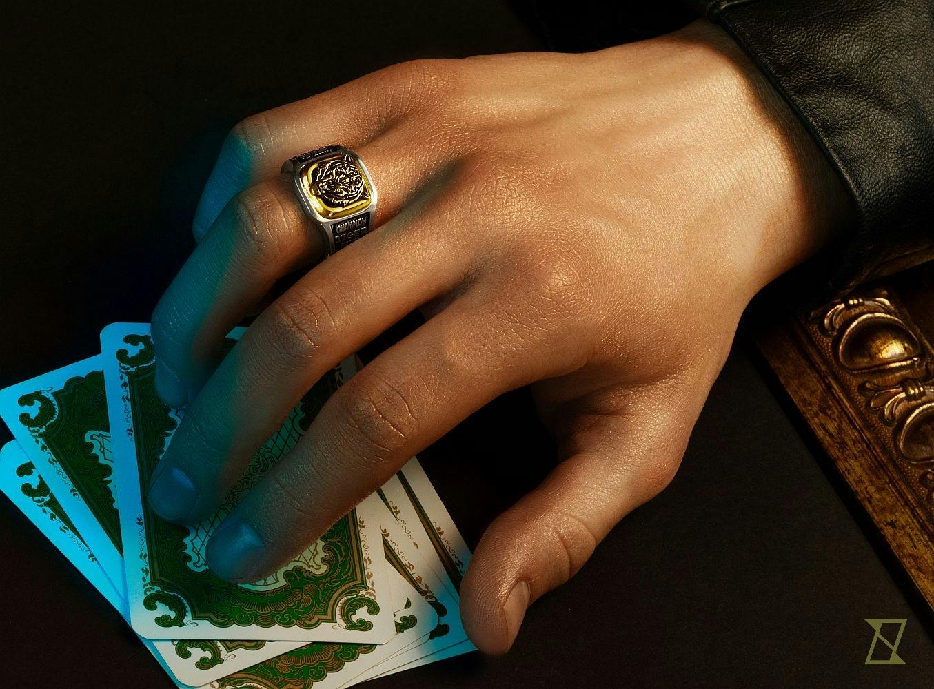 Tiger signet ring suits the personality of a bold player.