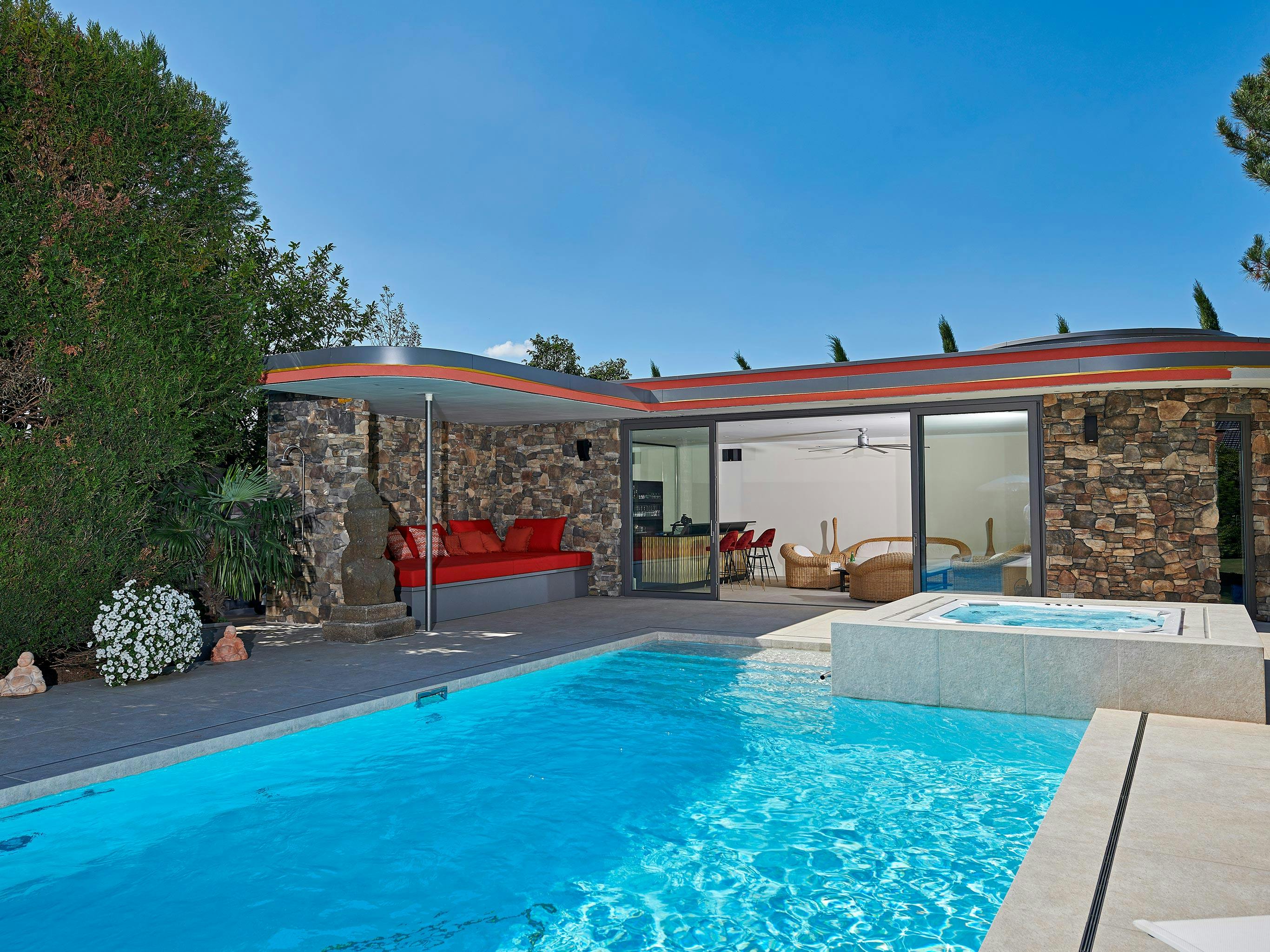 Poollandschaft in mediterranem Stil Projekt B&B Fliesen und