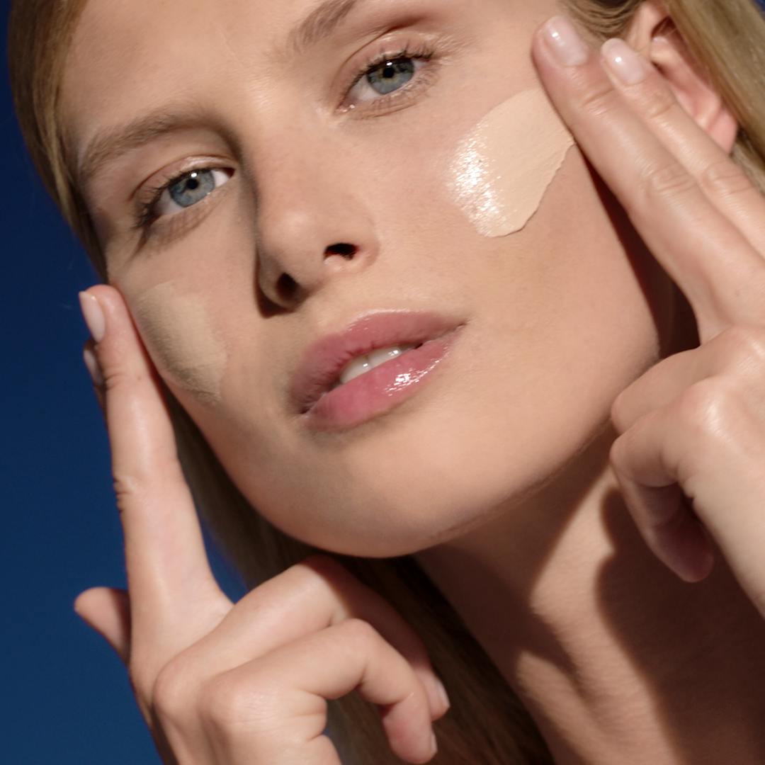 Model applying La Roche-Posay Anthelios on face