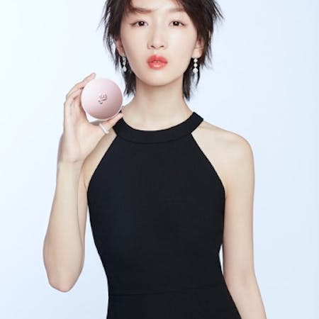 Chinese celebrity Zhou Dongyu with Lancôme cushion