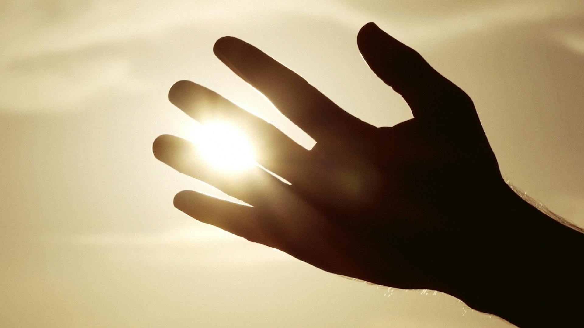 Image of a hand taken from the Essilor harmful lights campaign