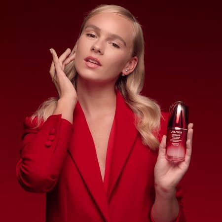 Image of a model applying Shiseido Ultimune