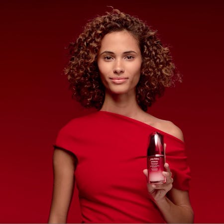 Image of a model applying Shiseido Ultimune