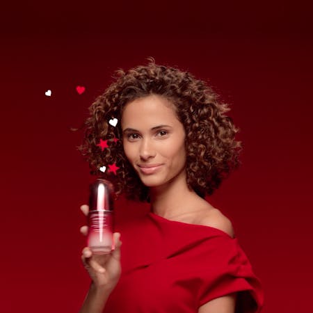 Image of a model applying Shiseido Ultimune