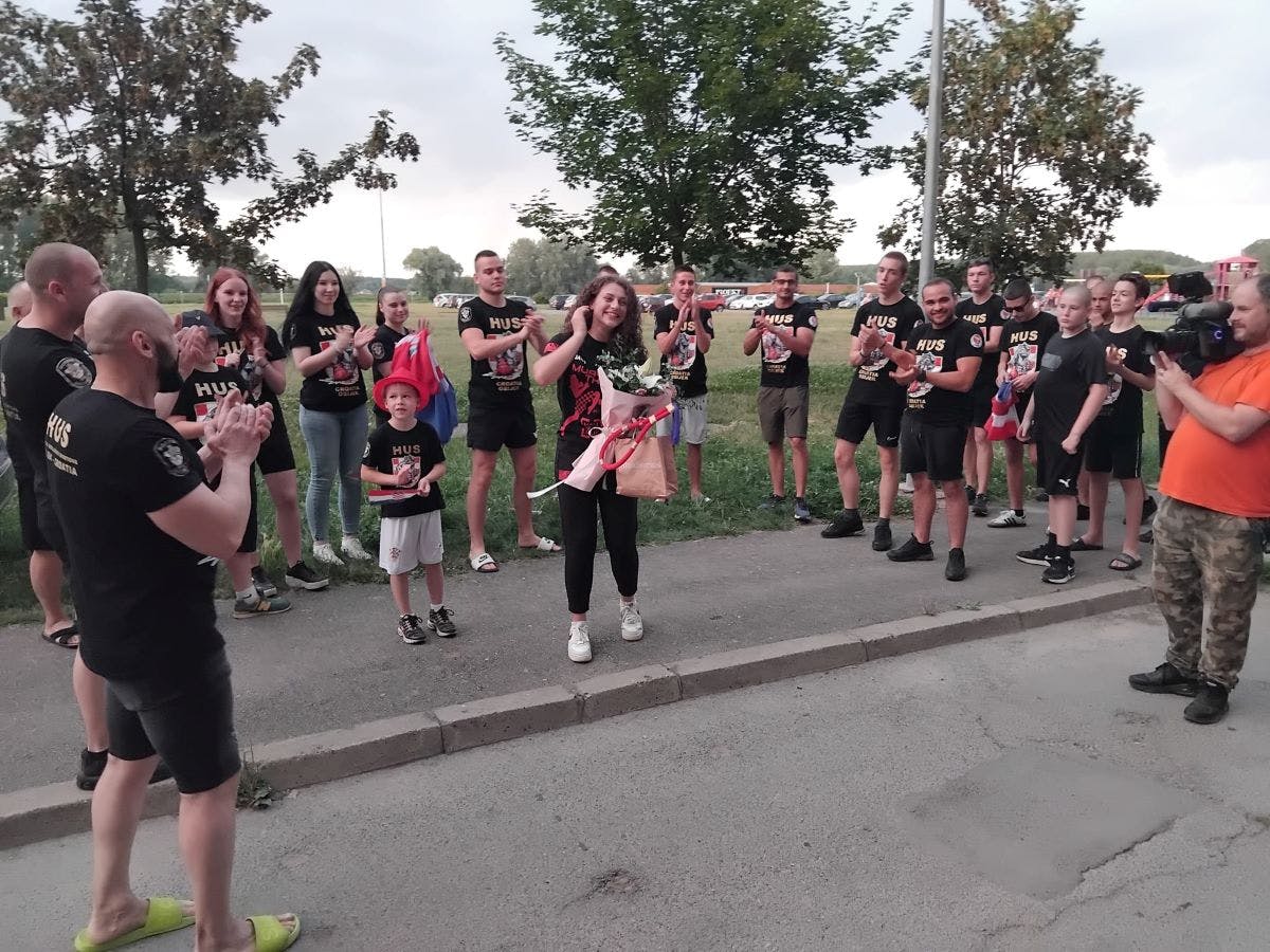 Lana uzela srebro i požurila na maturu!