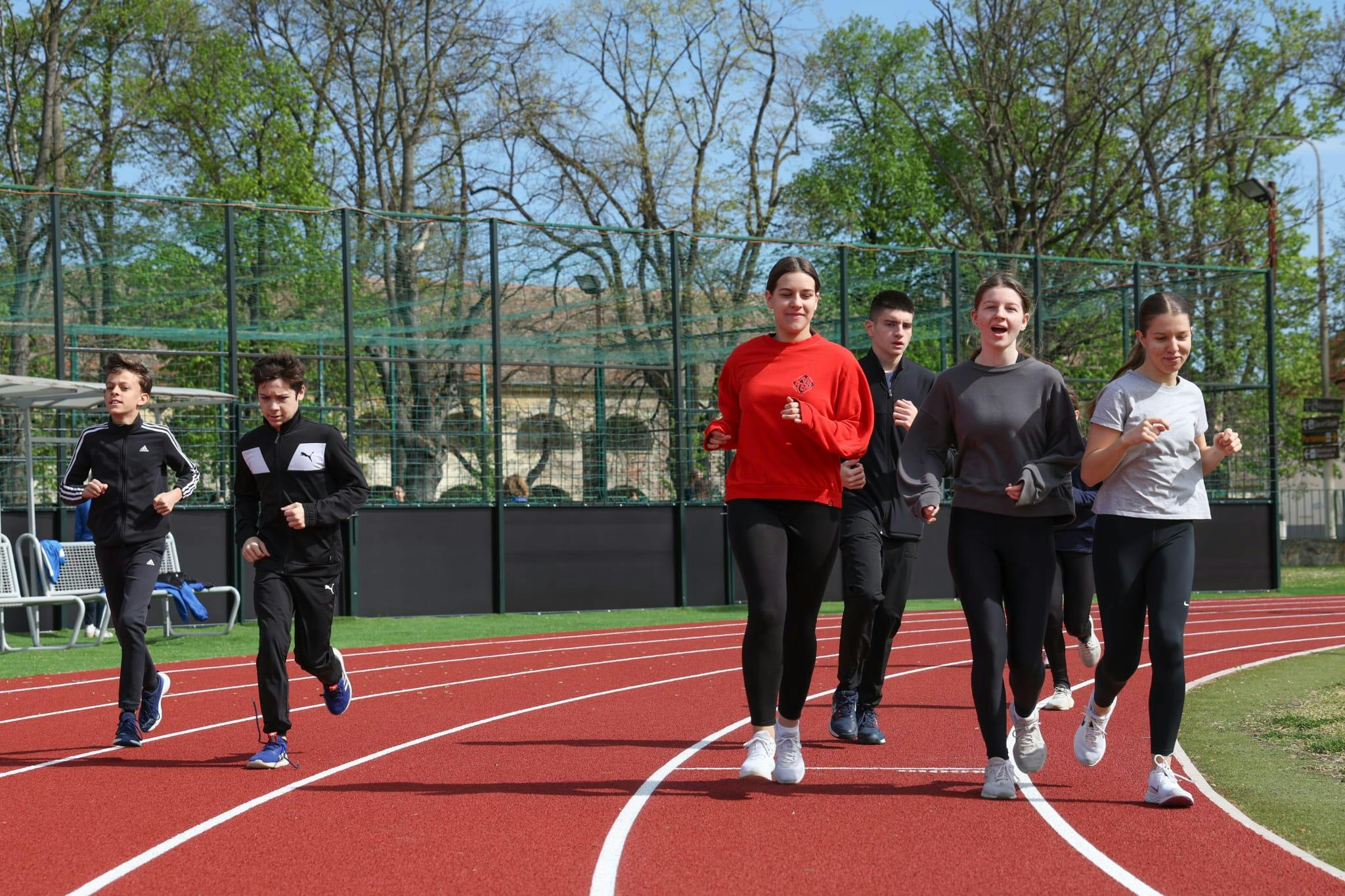 Na Srednjiki obnovljena atletska staza, nogometni kavez te igrališta za košarku i odbojku