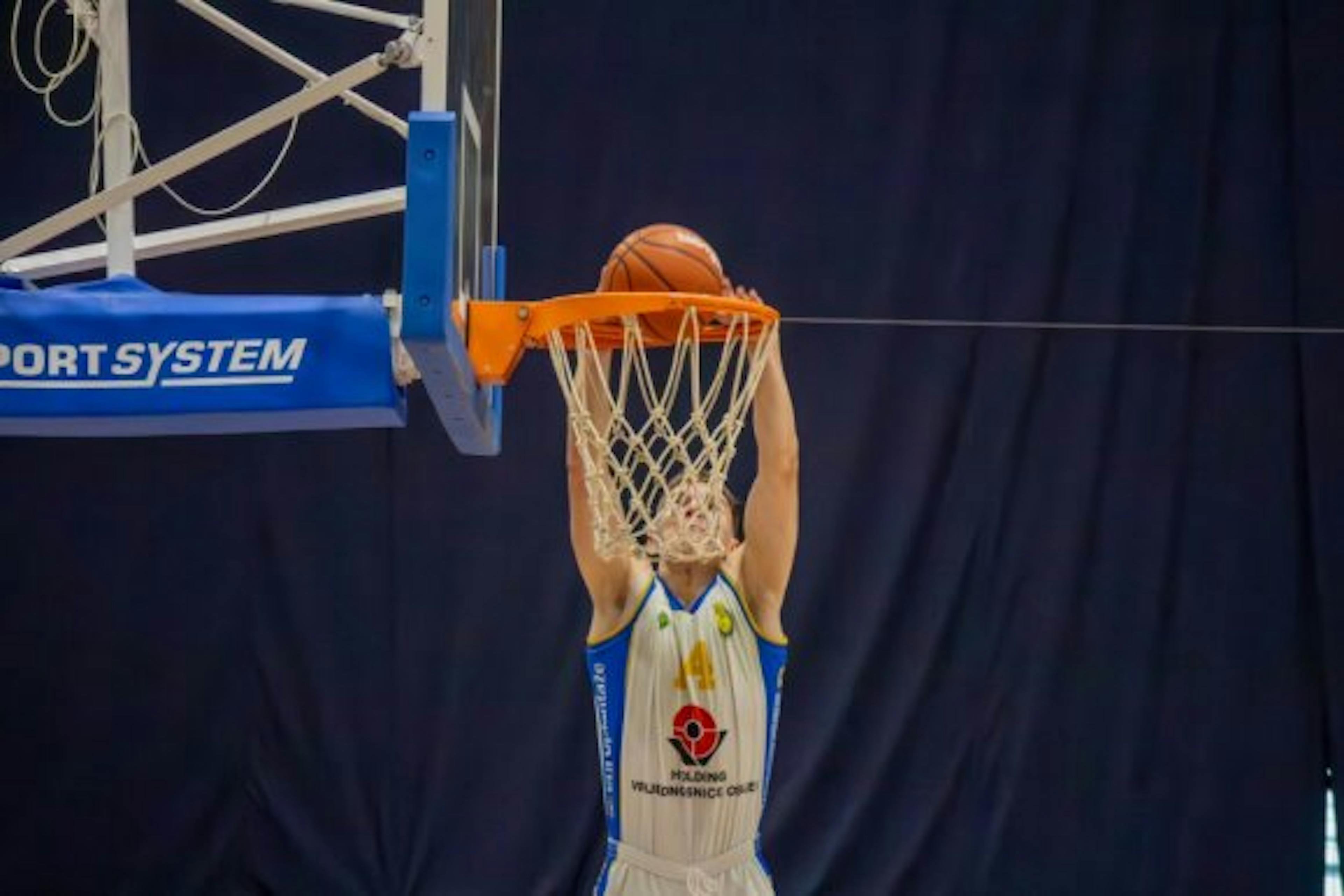 „Brokeri“ dominantno poveli u polufinalu doigravanja